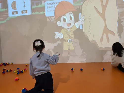 벽면 미디어 아트를 터치하며 체험하는 디지털 인터랙티브 놀이