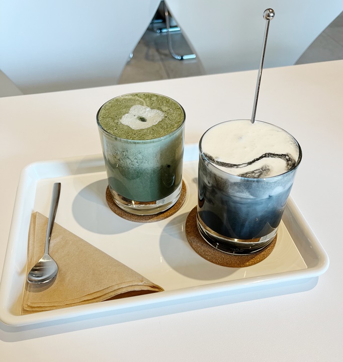 은곡마을-세곡동에-있는-한옥-갤러리카페-에이치오름의-시그니처메뉴인-쑥크림라떼와-흑임자크림라떼가-있다