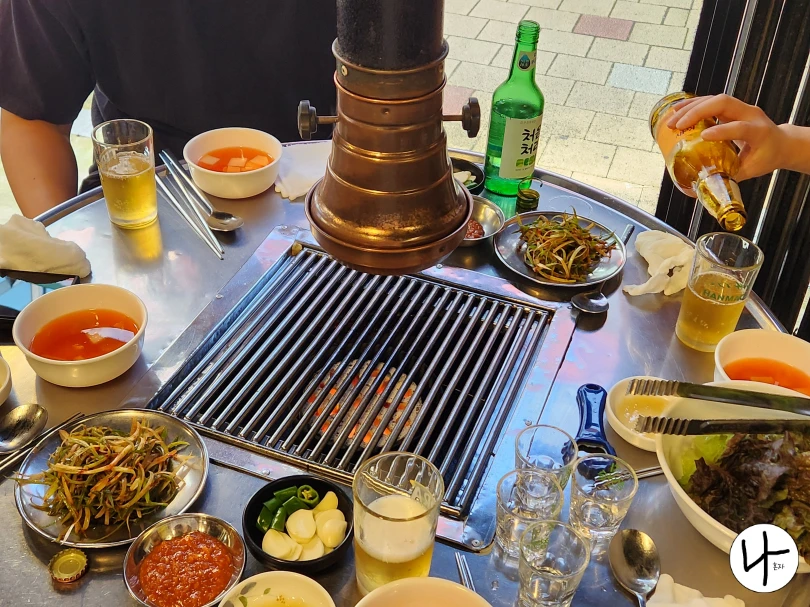 테이블-위-기본-반찬과-연탄