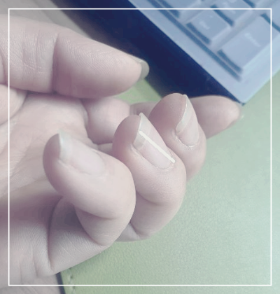 자판기 근처에서 찍은 손톱