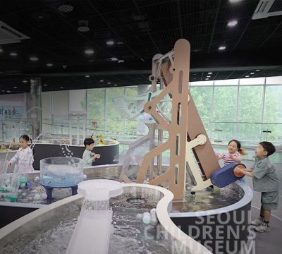 서울 상상나라 놀이 공간에서 아이들이 체험하는 모습