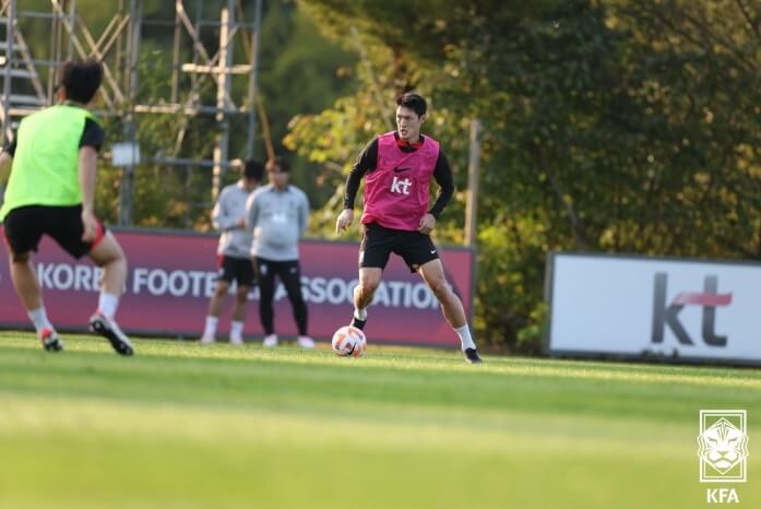 파주NFC에서-축구-국가대표-선수가-훈련하는-사진