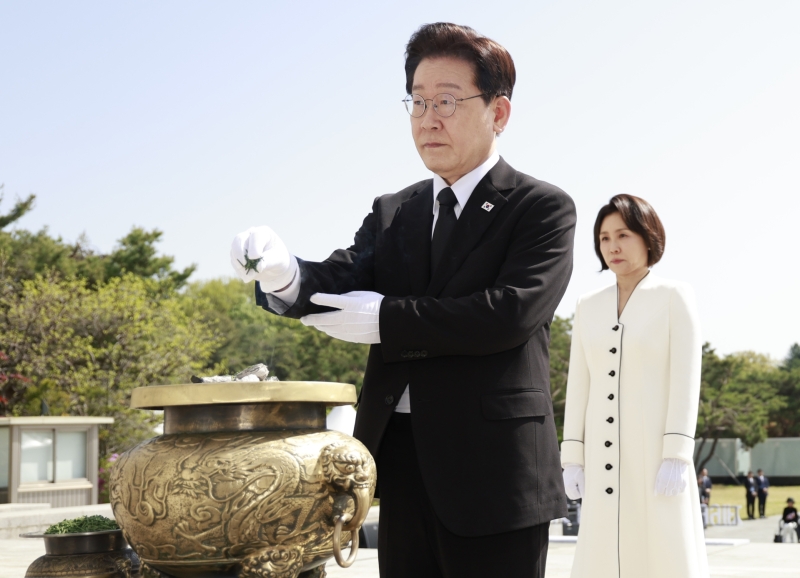 이재명 대통령 4·19 혁명 기념식 참석, 김혜경 여사 동행 및 70명 유공자 포상 (인도·베트남 순방 출국)