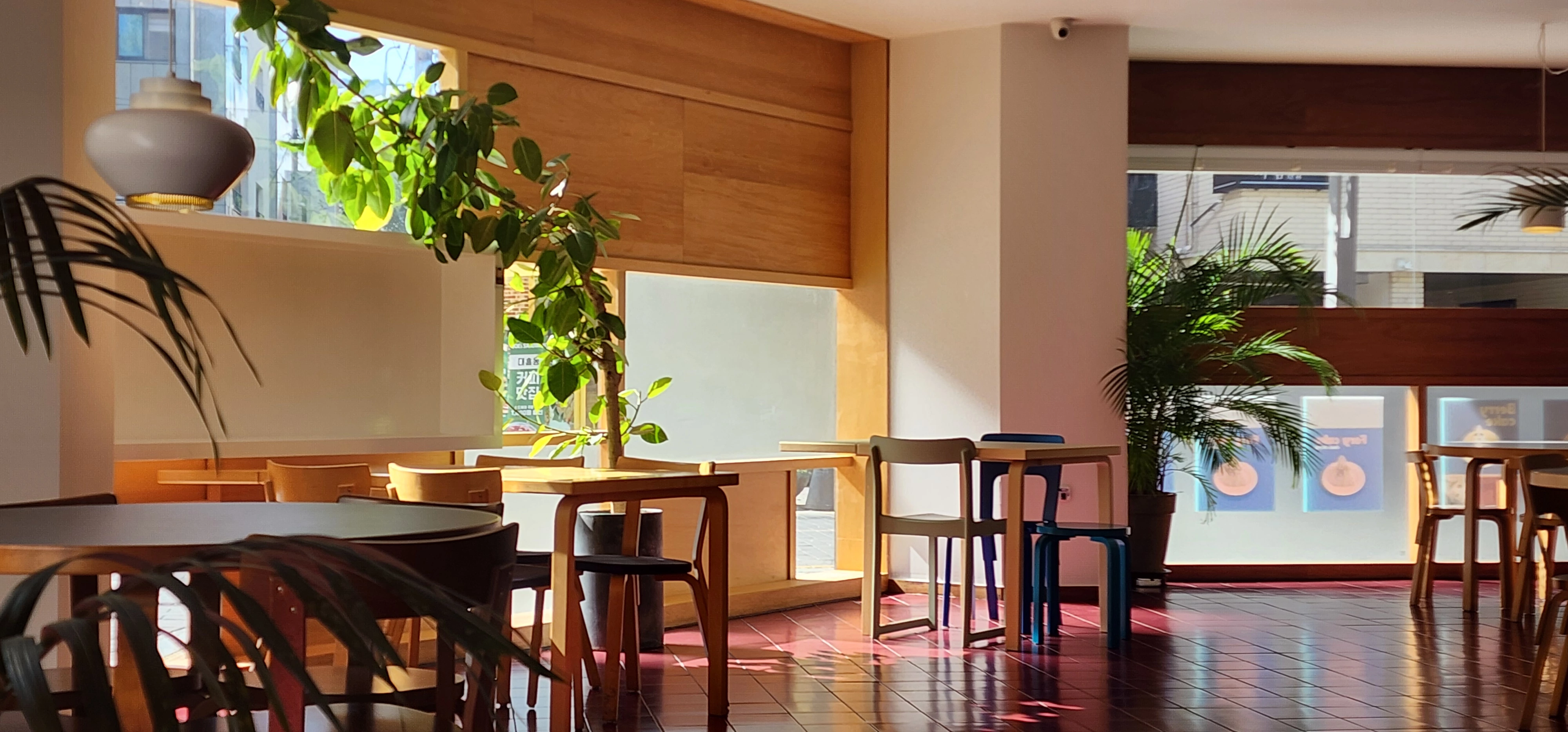 카페 넓은 공간, 창밖 풍경