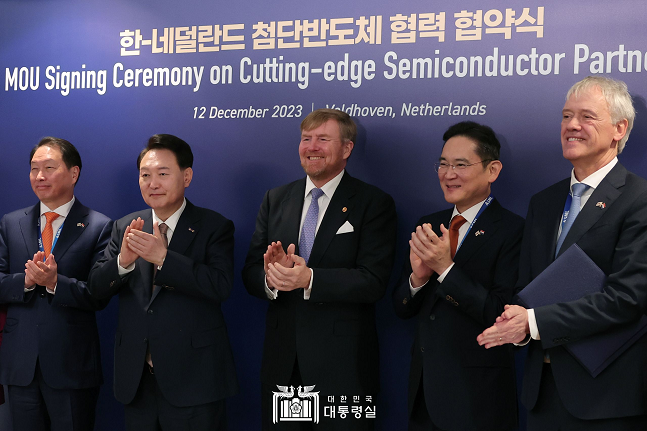 네덜란드를 국빈 방문한 윤석열 대통령과 빌럼-알렉산더르 네덜란드 국왕이 12일(현지시각) 벨트호벤 소재 ASML 본사에서 열린 한-네덜란드 첨단반도체 협력 협약식을 마친 뒤 기념촬영을 하고 있다. 왼쪽부터 최태원 SK그룹 회장&#44; 윤석열 대통령&#44; 빌럼-알렉산더르 네덜란드 국왕&#44; 이재용 삼성전자 회장&#44; 피터 베닝크 ASML 최고경영자.