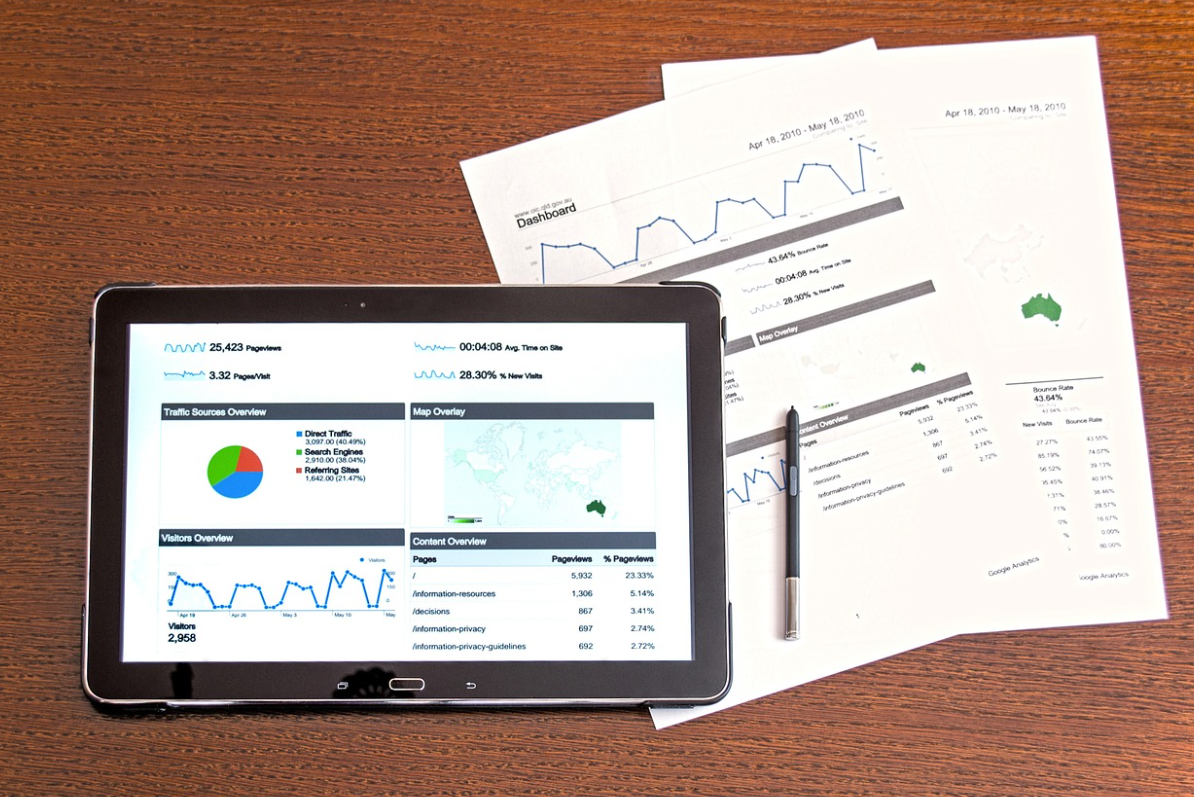 차트가 떠있는 태블렛과 종이