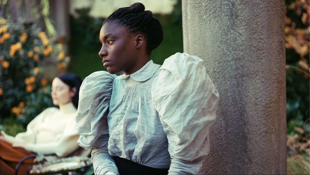 가여운 것들에서 투아넷 역의 수지 벰바