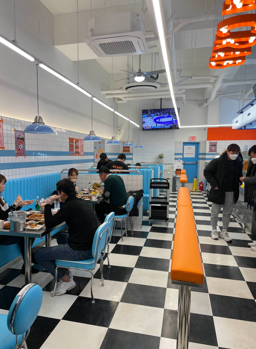 '놀자대게' 식사를 할 곳의 분위기도 매우 밝고, 깨끗하며, 젊어 보입니다.