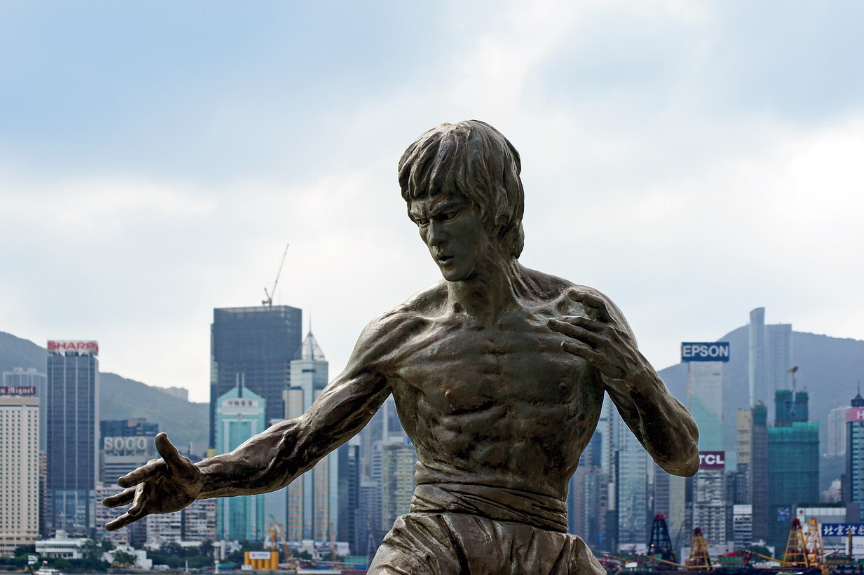 홍콩 영화 중 가장 유명한 이소룡의 동상 사진