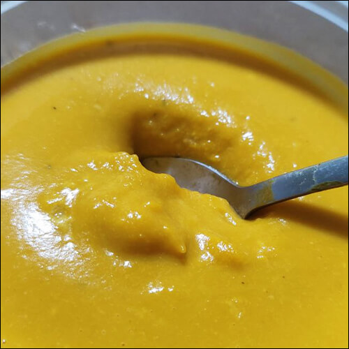 단호박 수프를 뜨고 있는 숟가락