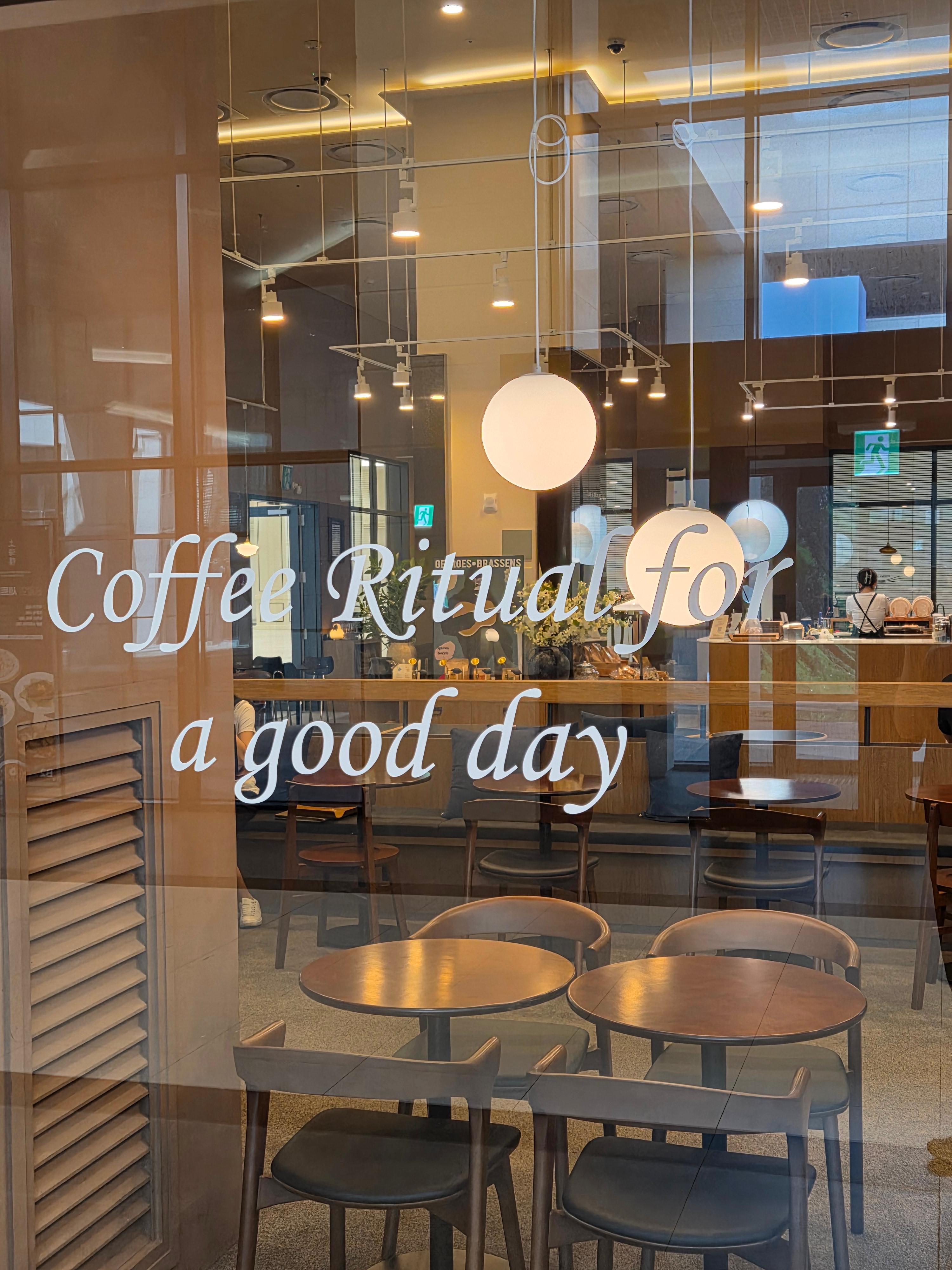 크레스타운 커피 마곡코엑스점 유리 벽면에 새겨진 Coffee Ritual for a good day 문구와 매장 내부 좌석