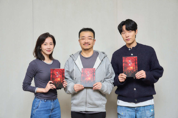 배우 신현빈, 류준열이 연상호 감독과 '계시록'을 함께 한다. [사진=넷플릭스]