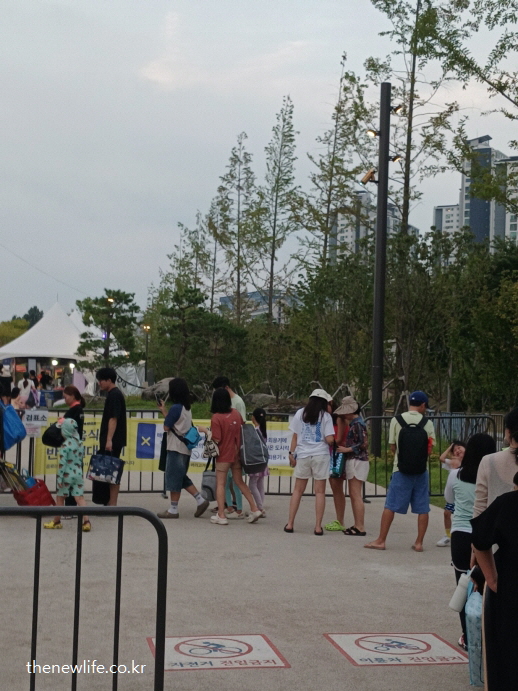 잠실 한강공원 물놀이장 입장을 기다리며 줄을 서 있는 시민들의 모습 – 여름철 인기를 보여주는 장면
