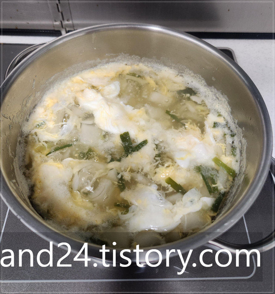 감자국에 계란풀기