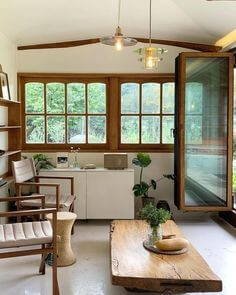 거실에-통창을-달고-천정에는-고풍스런-전등을-달아-훤해진-거실