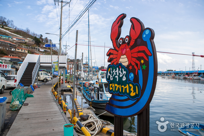 마을 앞에 항구가 있다.