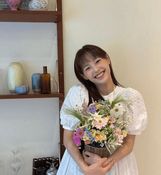 꽃다발을 들고 있는 츄