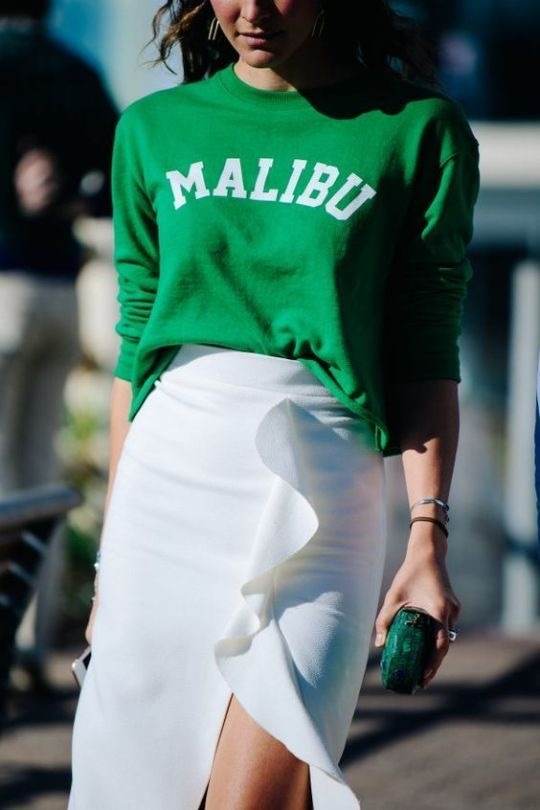 green 스웨트를 입은 여자