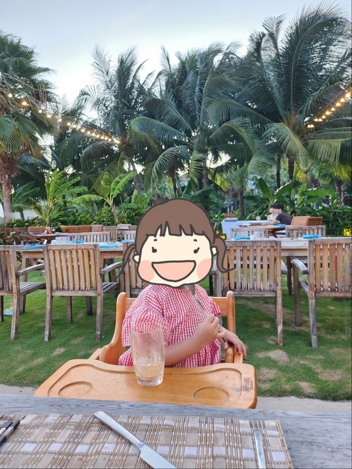 식사를 기다리는 아기