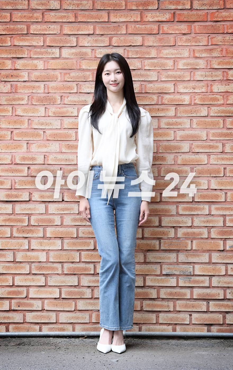 JTBC 수목드라마 '나쁜엄마'에서 '오하영' 역으로 활약한 배우 홍비라가 8일 서울 마포구 상수동에서 진행된 조이뉴스24와의 인터뷰에 앞서 포즈를 취하고 있다. [사진=정소희 기자]