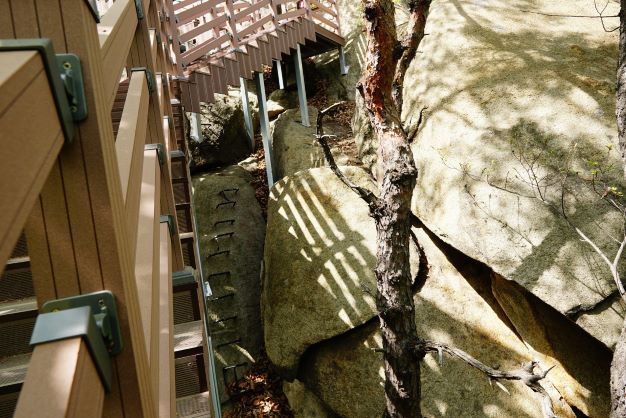 철계단 아래 바위에 박한 철근 앵커