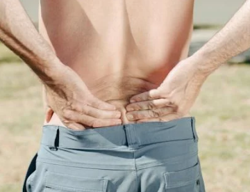 환자는 체온 상승에 따른 열 감을 느끼며 , 특히 등 뒤의 늑골척추각을 살짝만 누르면 통증이 발생할 수 있다