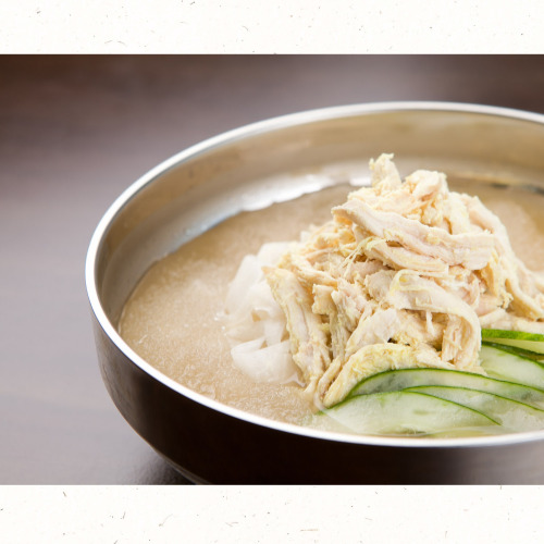 메밀면과 오이, 닭가슴살이 들어간 초계국수