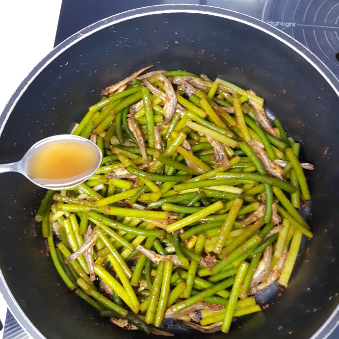 마늘종-멸치볶음에-참기름-넣기