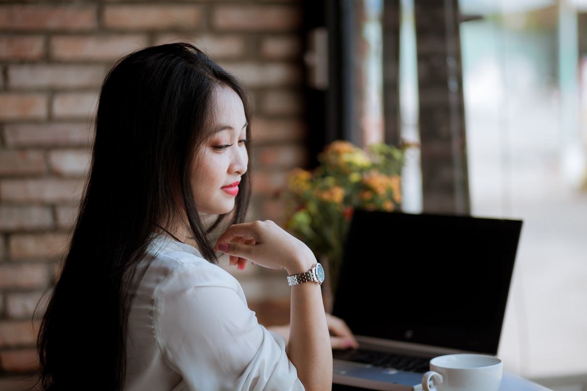 노트북으로 연말정산 미리보기를 확인하는 직장인, 2026년 귀속 연말정산 일정