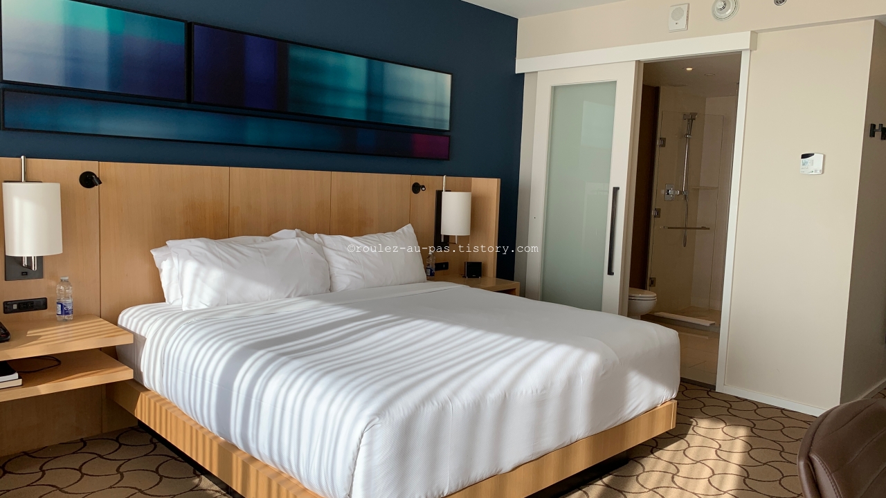 HOTEL-TORONTO-DELTA-GUESTROOM-KING BED
