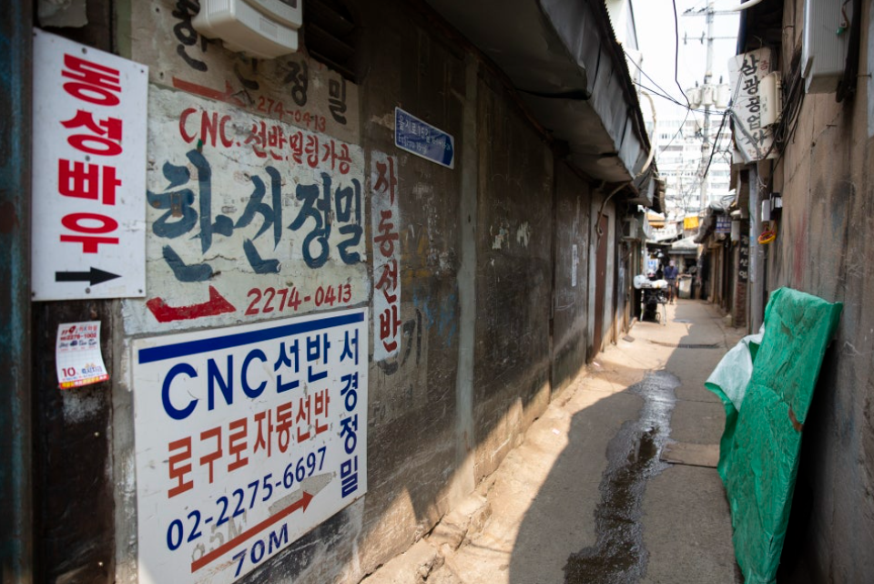 을지로 골목에 있는 오래된 철공소와 낡은 모습의 골목길