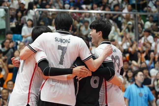 2024-코리아컵-제천-국제남자배구대회-한국팀의-화이팅-모습
