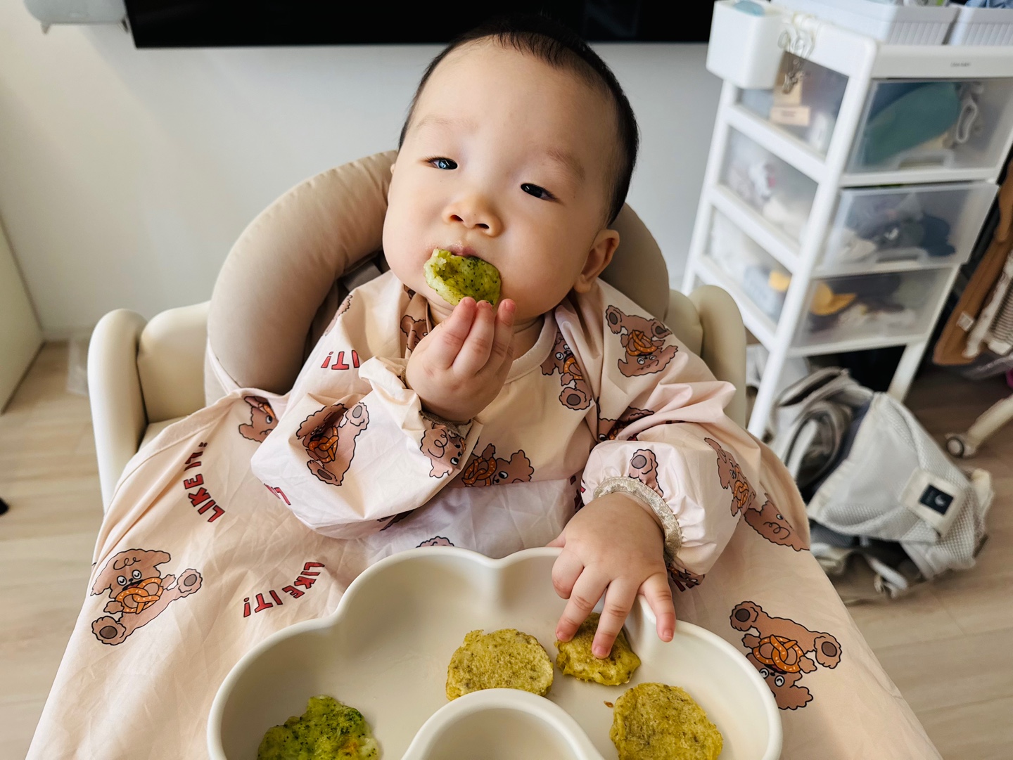 브로콜리치즈전을 입에 넣으며 스스로 식사 중인 찬솔이 