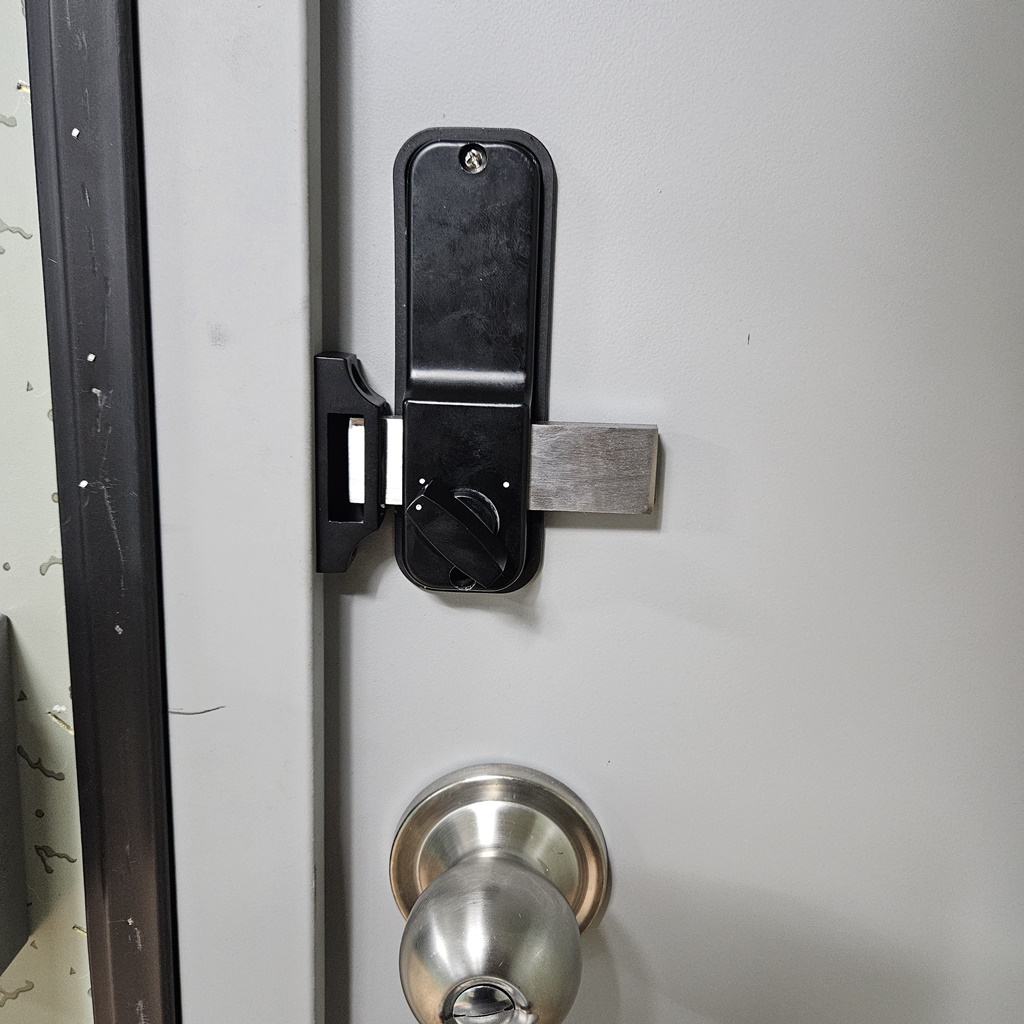 건설현장 야외 외부 옥외 실외 비가림 시설이 없는 컨테이너 사무실 출입문 방화문 비를 맞거나 습기에도 고장 나지 않고 건전지도 들어가지 않는 무 전원 방식 방수 도어락 기계식 버튼 번호키 설치