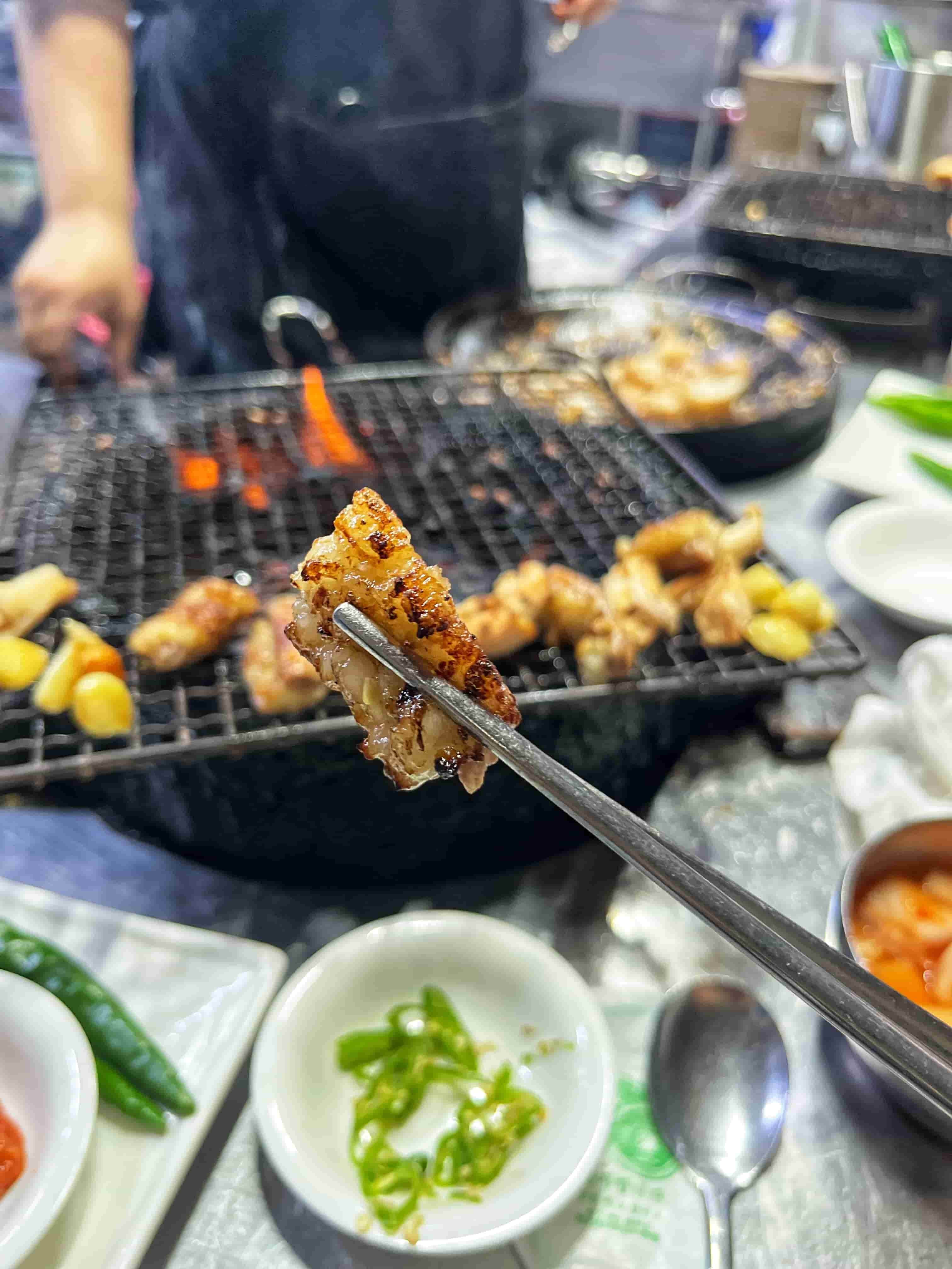 다 익은 곱창을 젓가락으로 집은 사진