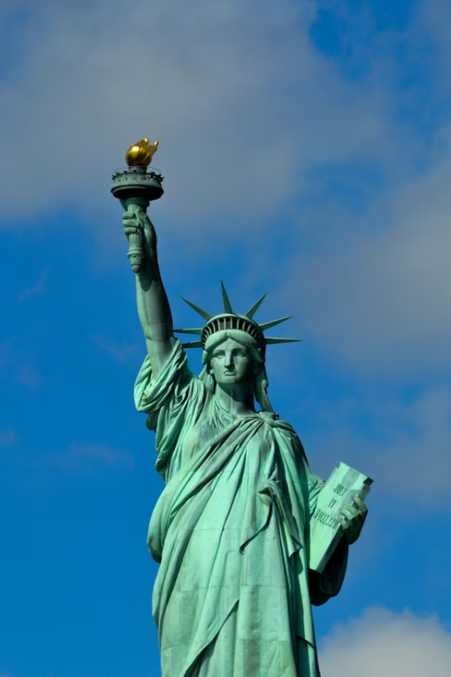 자유를 비추는 상징 자유의 여신상이 전하는 현실적인 가치