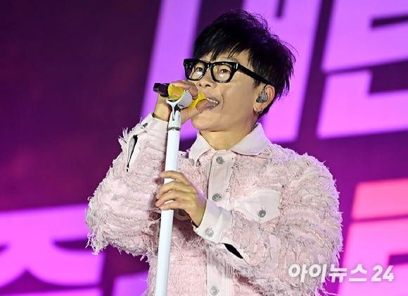 가수 이승환이 지난 13일 오후 서울 영등포구 산업은행 본점 앞에서 열린 '내란수괴 윤석열 즉각 탄핵! 즉각 체포! 탄핵촛불문화제'에서 공연을 하고 있다. [사진=곽영래 기자]