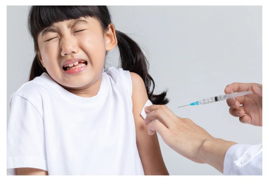 아이가 주사 맞는 이미지