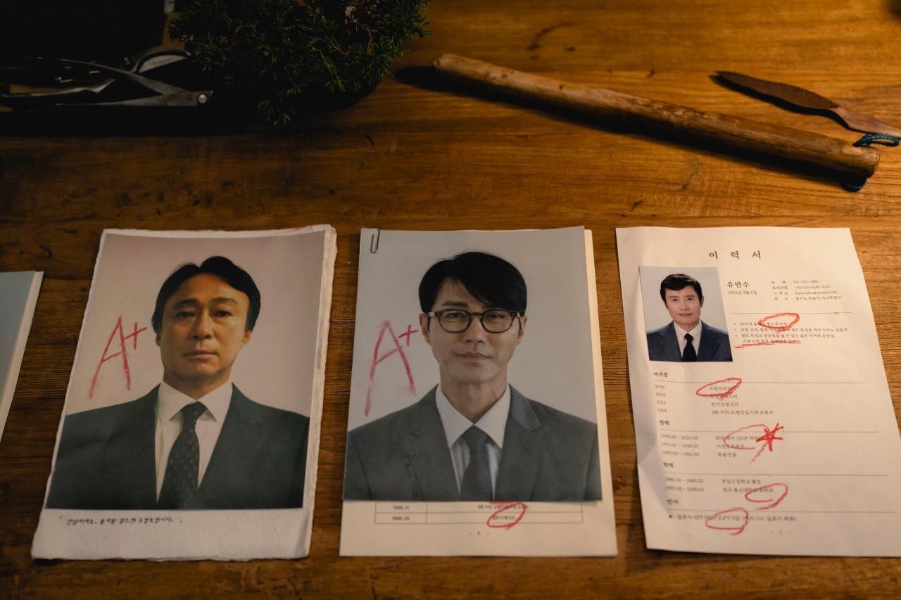 만수(이병헌)가 자신과 가족을 위해 제거해야 할 인물들로 구범모(이성민), 고시조(차승원), 나중에 등장하는 최선출(박희순)