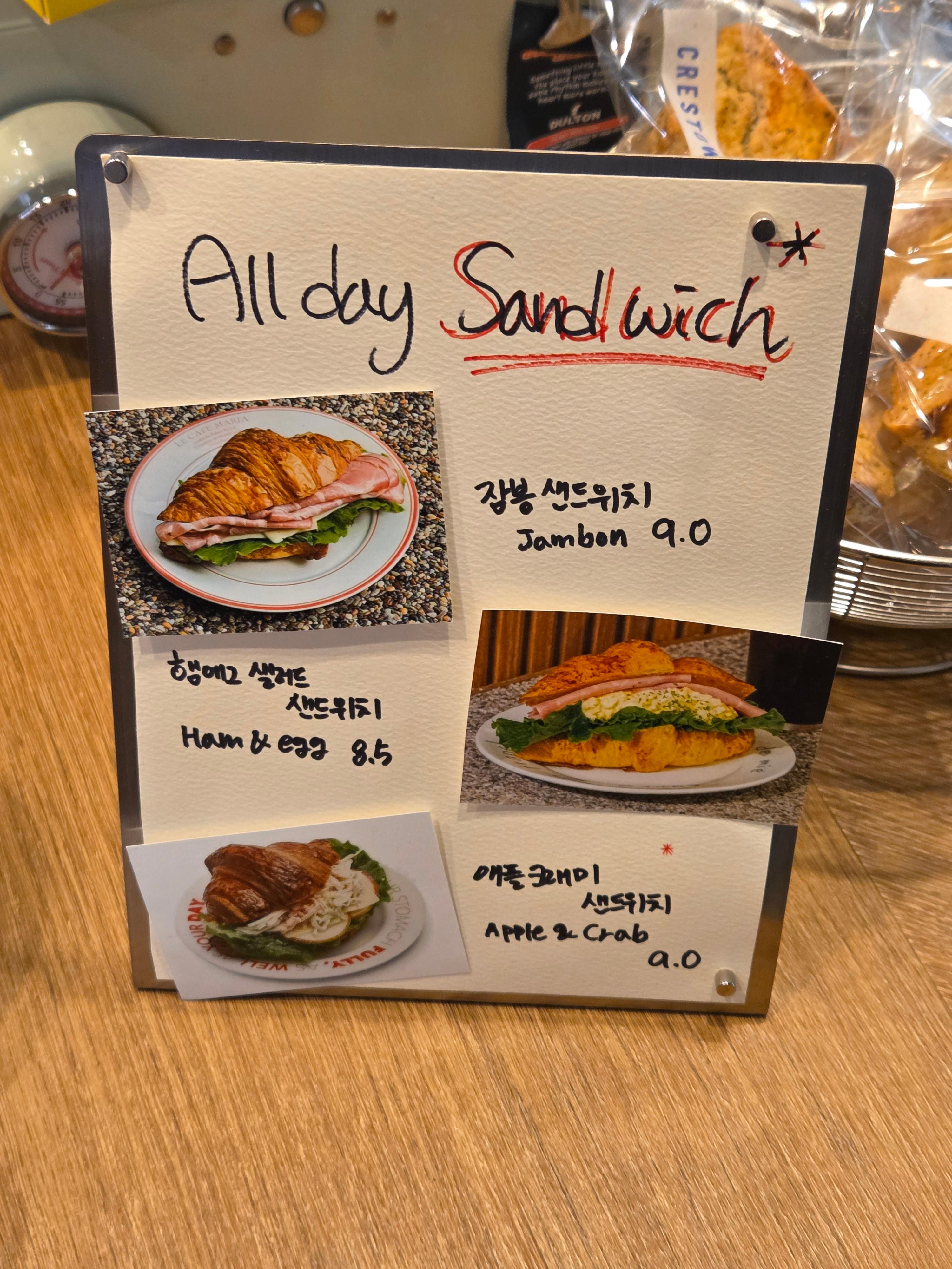크레스타운 커피 마곡코엑스점 올데이 샌드위치 메뉴&amp;#44; 장봉 샌드위치&middot;햄&amp;에그 샐러드 샌드위치&middot;애플 크래미 샌드위치 안내판