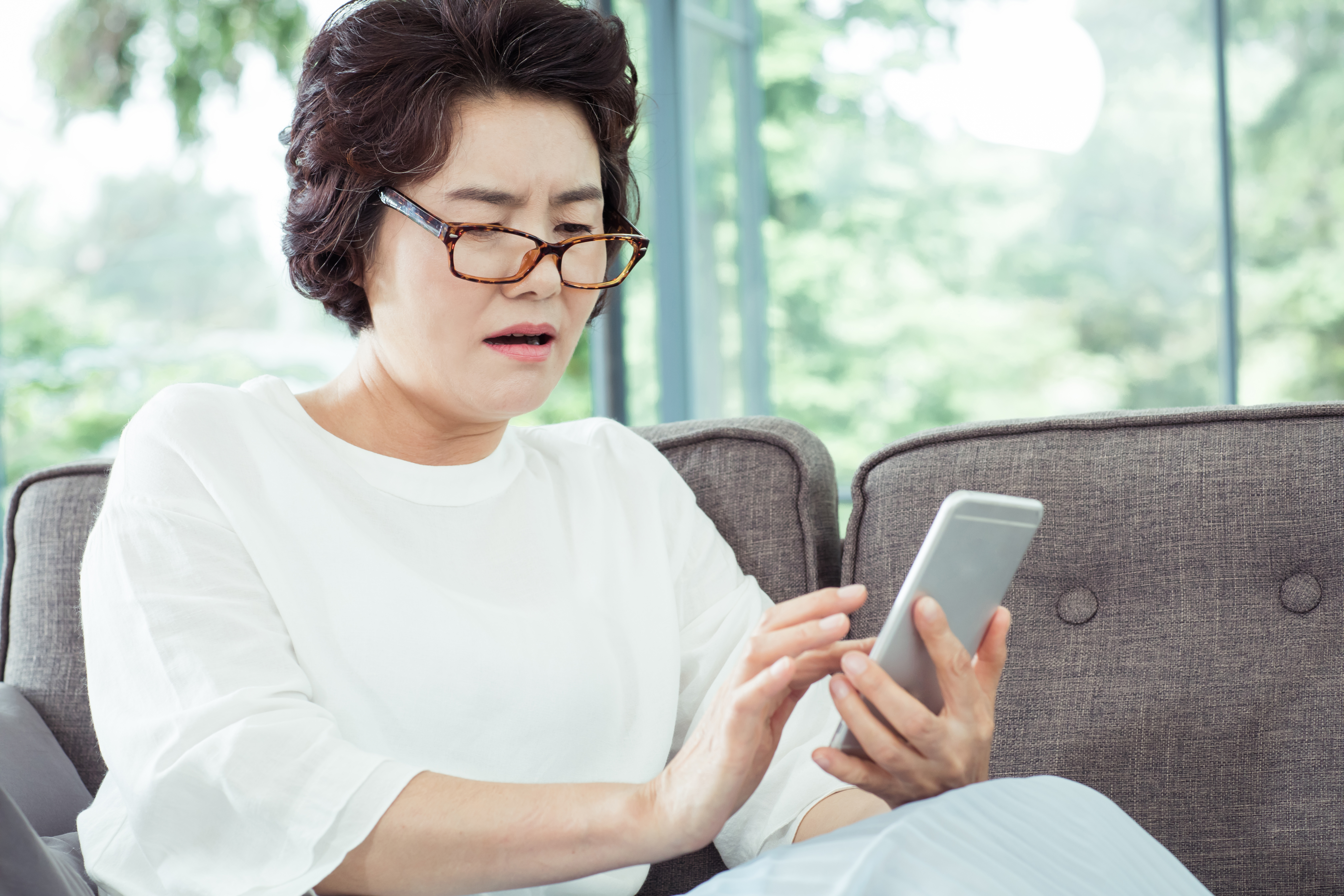 60대 고객이 채팅 상담을 하며 어려움을 느끼는 모습