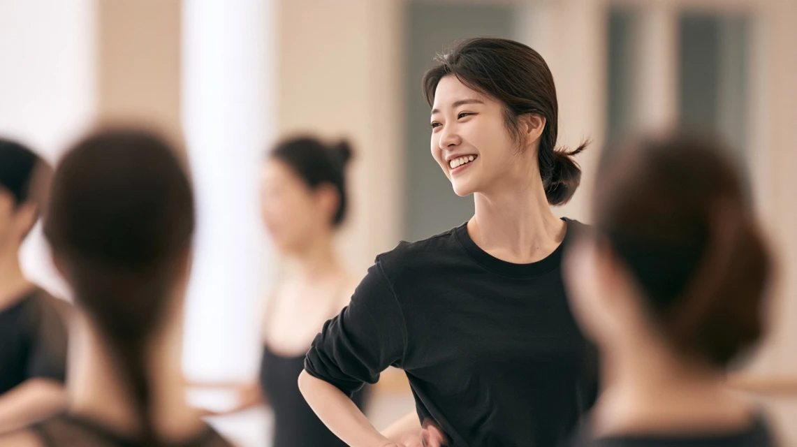 발레 동작을 연습하는 성인 수강생