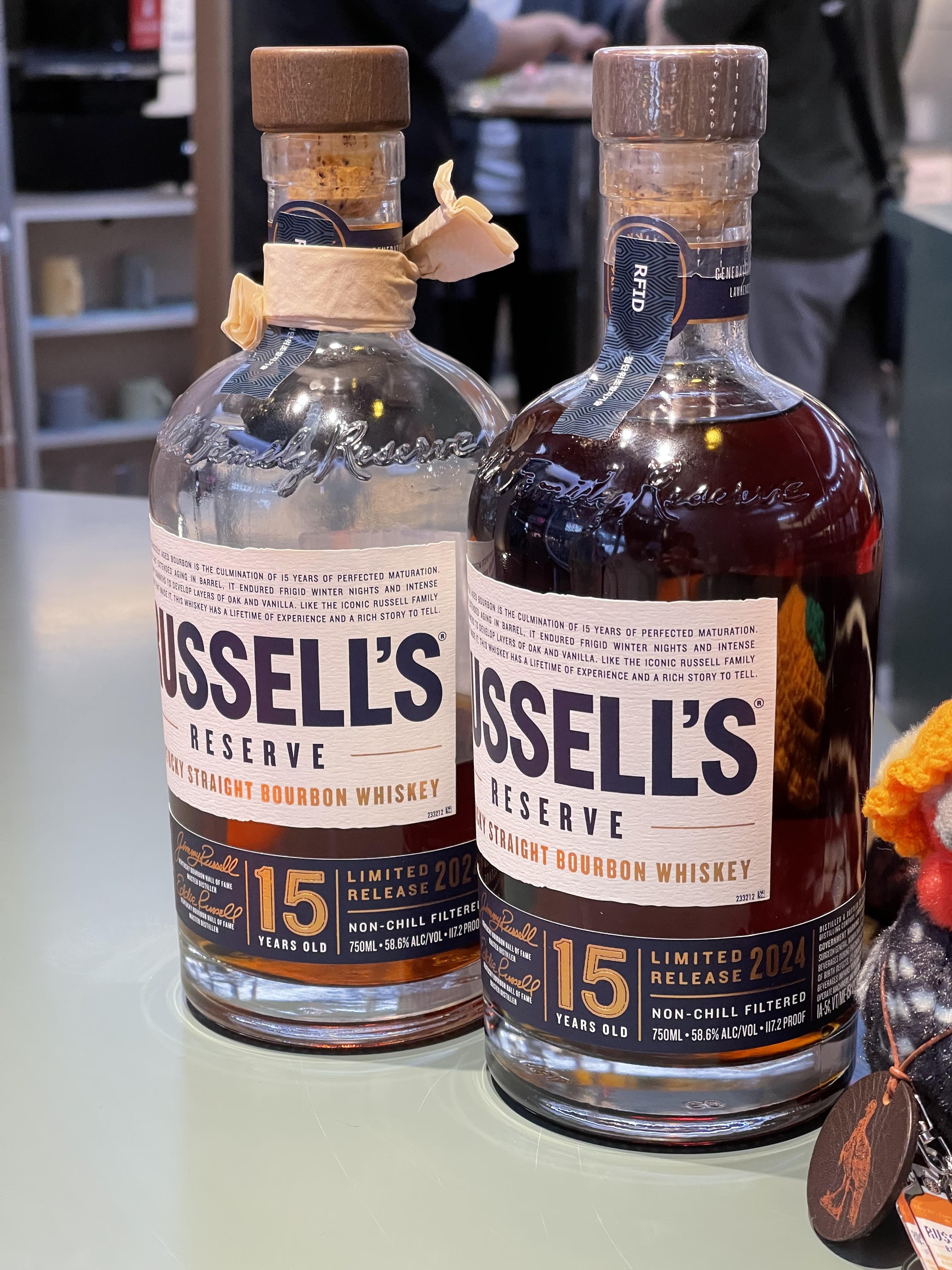 러셀 리저브 15년 미개봉 보틀과 개봉된 보틀