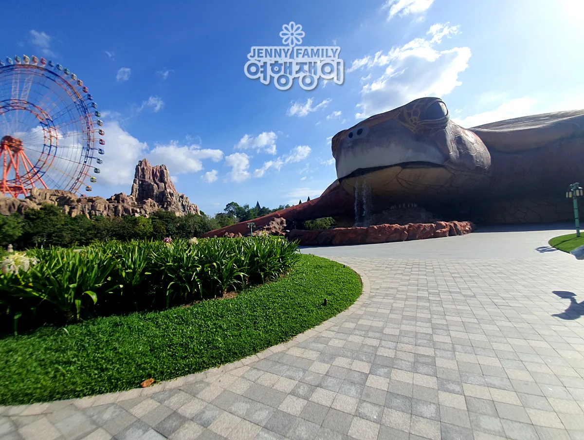 거북이-모양의-아쿠아리움-옆에-관람차도-보임