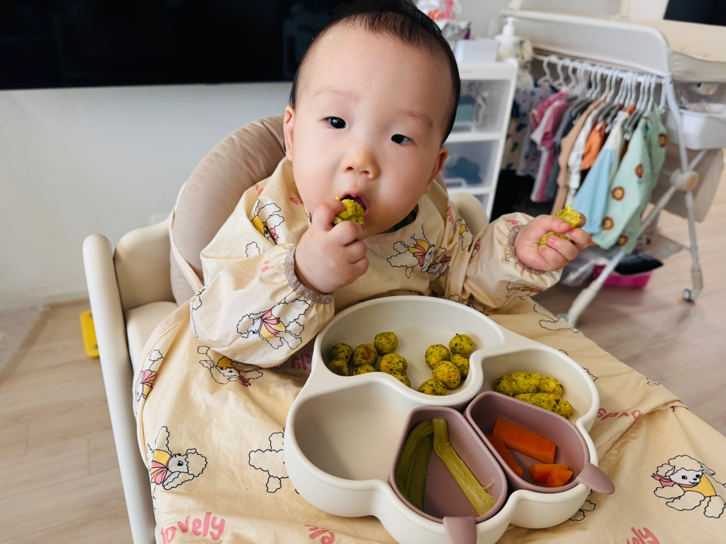 노른자브로콜리감자볼을 손에 들고 한입 크게 베어 먹는 찬솔이