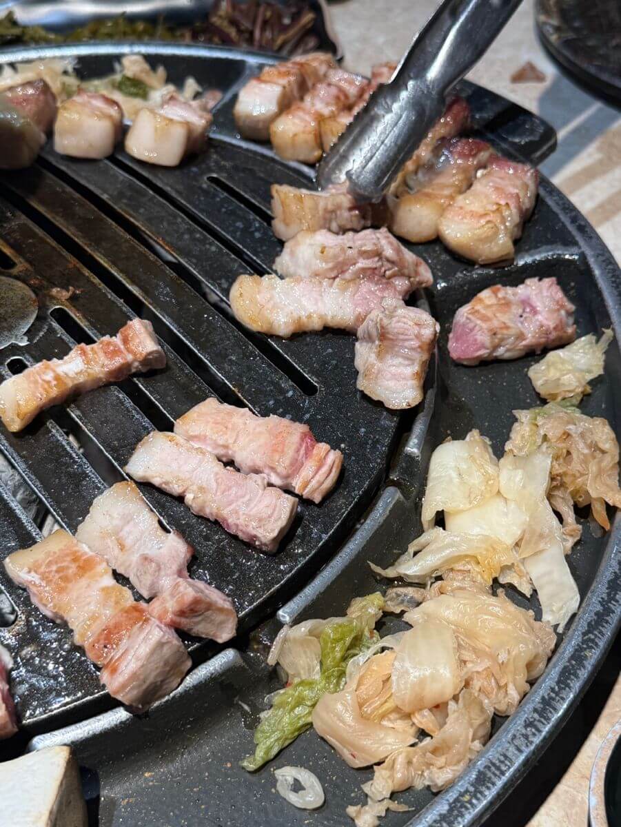 직원이 불판에서 구워주는 숙성도 삼겹살