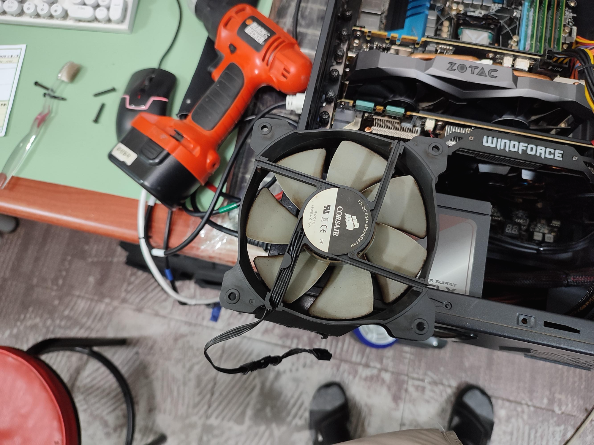 쿨러의 먼지도 털어내고 있습니다.