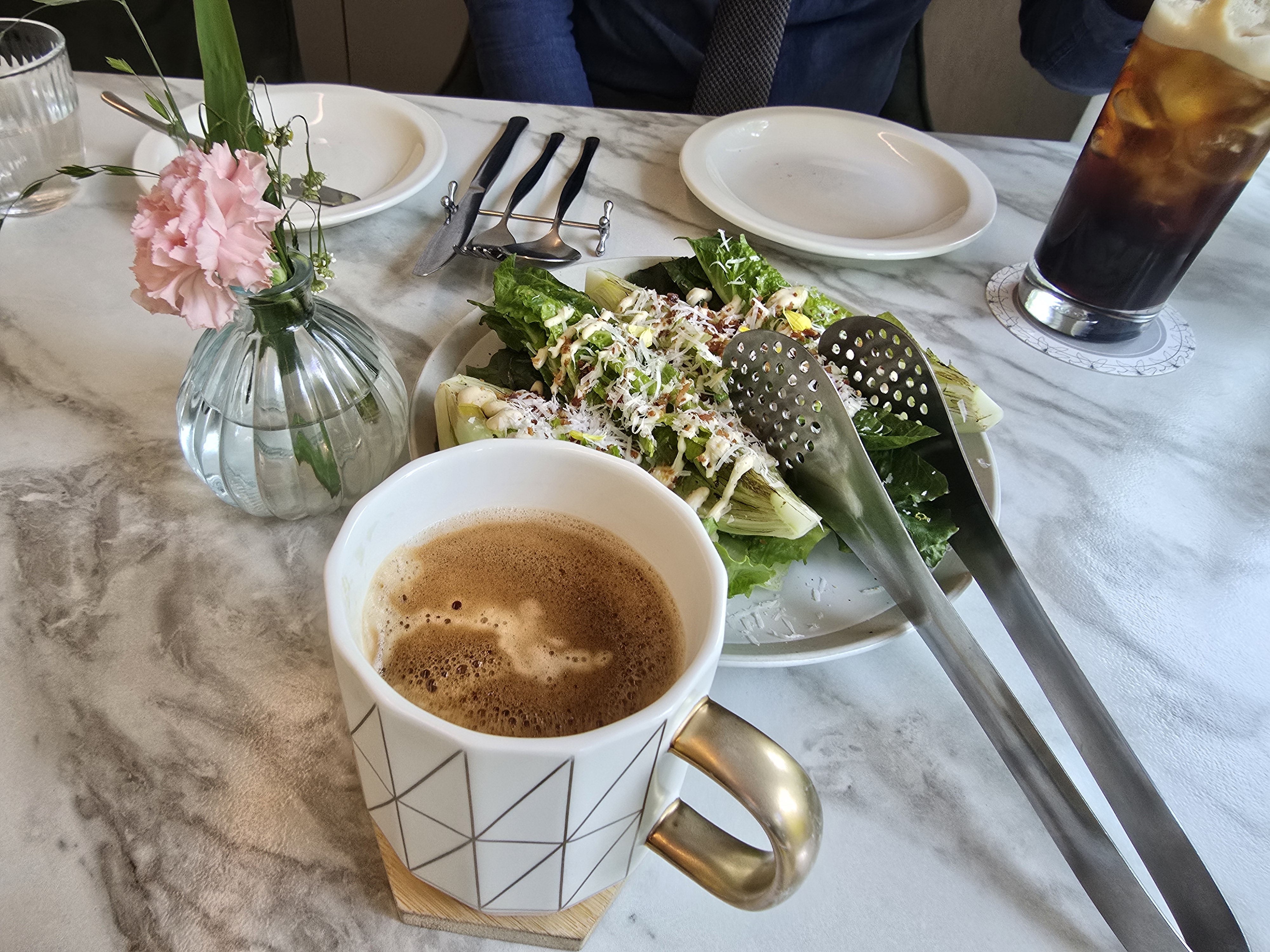 커피와 시저샐러드