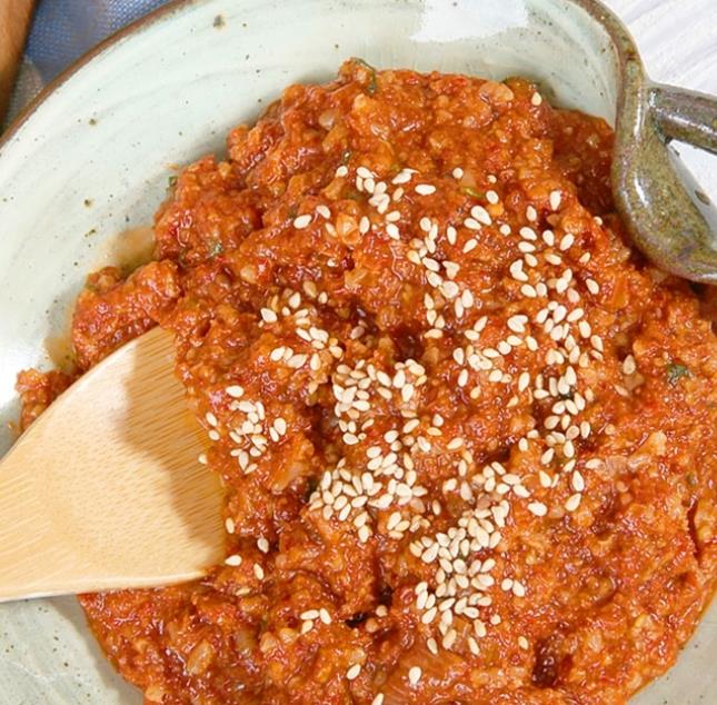 천기누설 토하젓을 꺠소금과 함께 비벼 주기