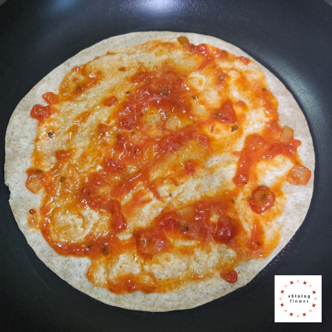 또띠아에 토마토스파게티소스를 바른다